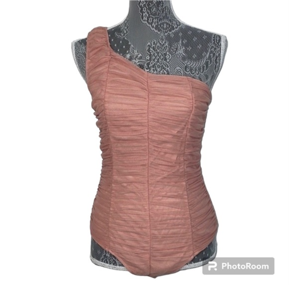 Le Lis Collection blush pink ruched one shoulder bodysuit. Size Large.New w/tags